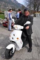 Bürgermeister auf dem e-scooter